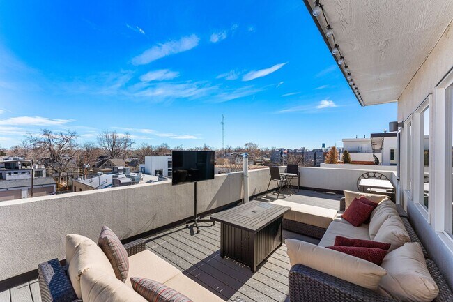 Building Photo - ROOFTOP DECK + spacious END UNIT townhome in Berkeley Neighborhood!