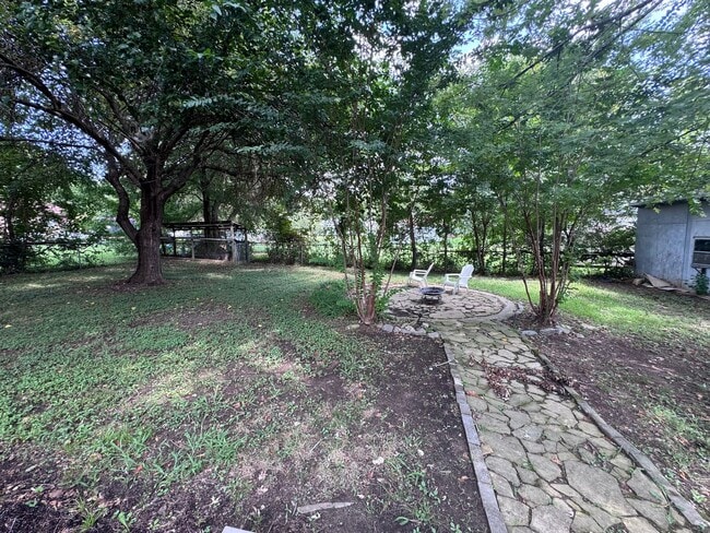 Building Photo - 1709 Oak Hill Dr S