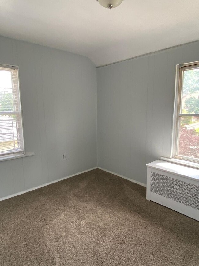 Building Photo - Charming Single-Family Home for Rent in Bedford — Quiet Street, Great Location!