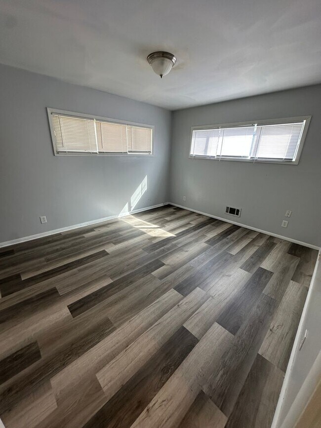 Building Photo - 4 bedrooms 1 bathroom