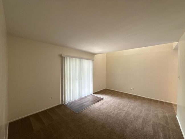 Building Photo - Woodmere Conds - Merry Oaks
