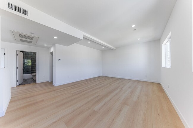 Building Photo - 2847 S Victoria Ave