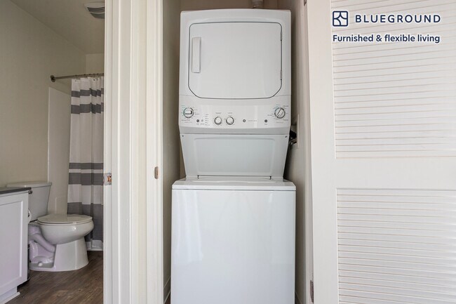 Building Photo - 350 E Del Mar Blvd