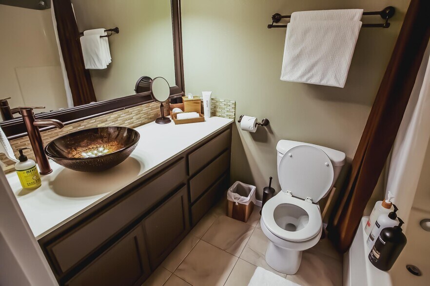 Building Photo - 5615 NE 75th Ave