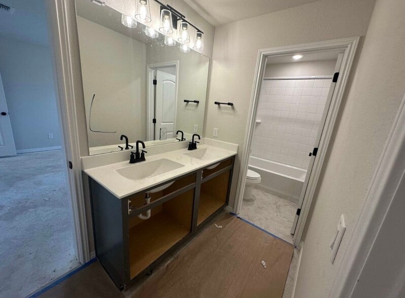 upstairs bathroom - 1020 Sienna Bear Rd