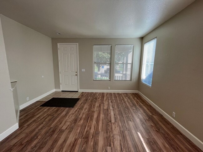 Building Photo - 4 Bed | 2 Bath | 1659SF | Tenant Pays $195...