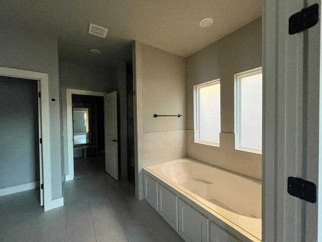 Building Photo - 3212 Hayven Cir