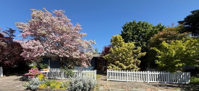 Building Photo - Well-cared-for home with strong curb appeal and quality updates in Southeast Portland.