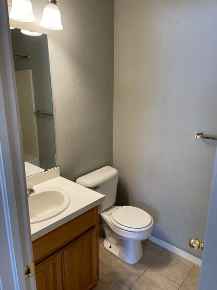 Building Photo - 1424 Jordan Cir