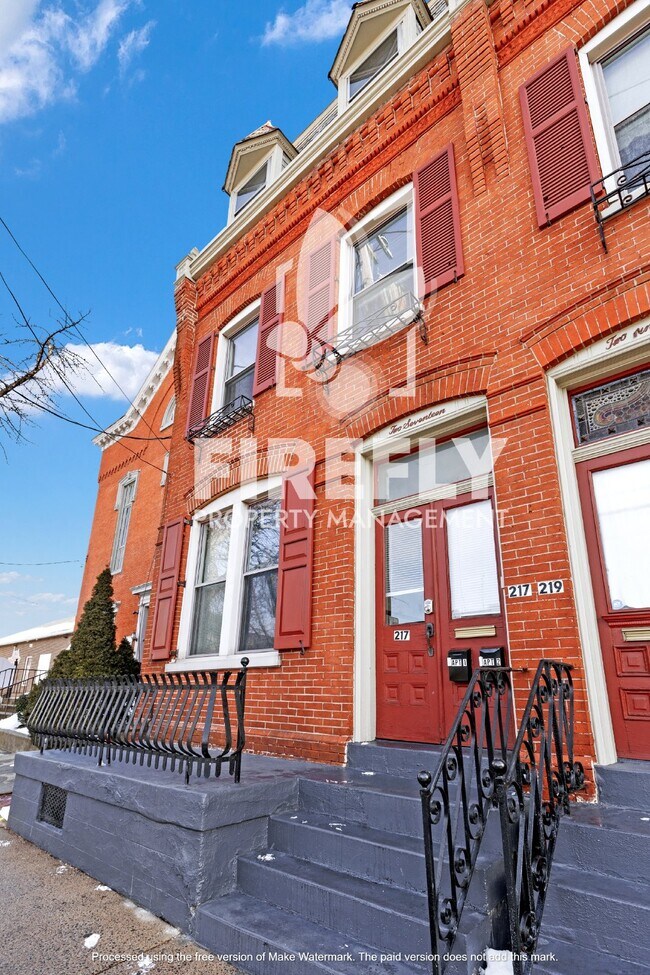 Primary Photo - 217 S Queen St