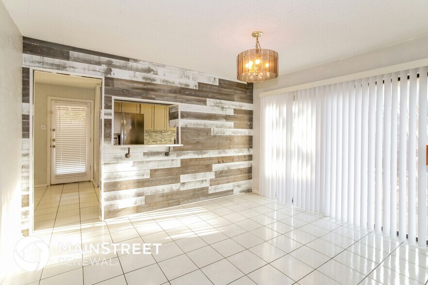 Building Photo - 1210 Fox Hollow