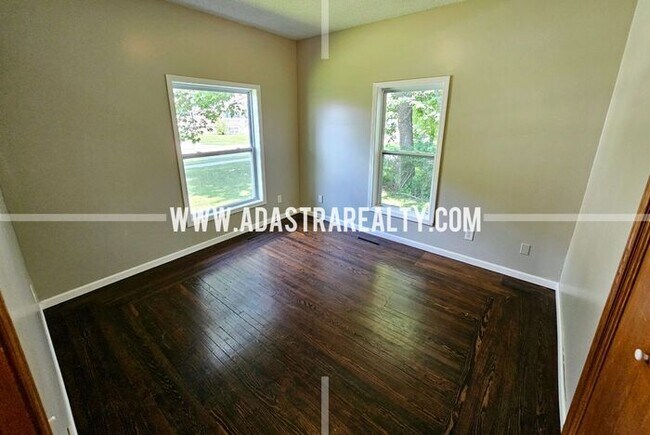 Building Photo - Spacious North Overland Park Bungalow-Available in FEBRUARY!!