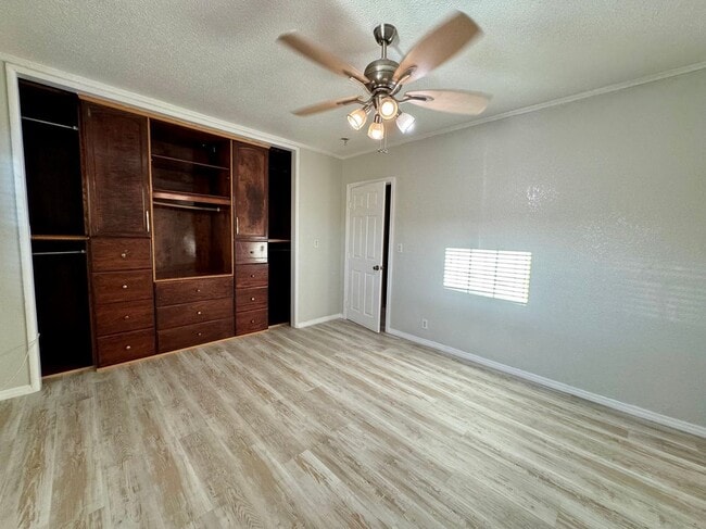Building Photo - 825 San Marino Ave