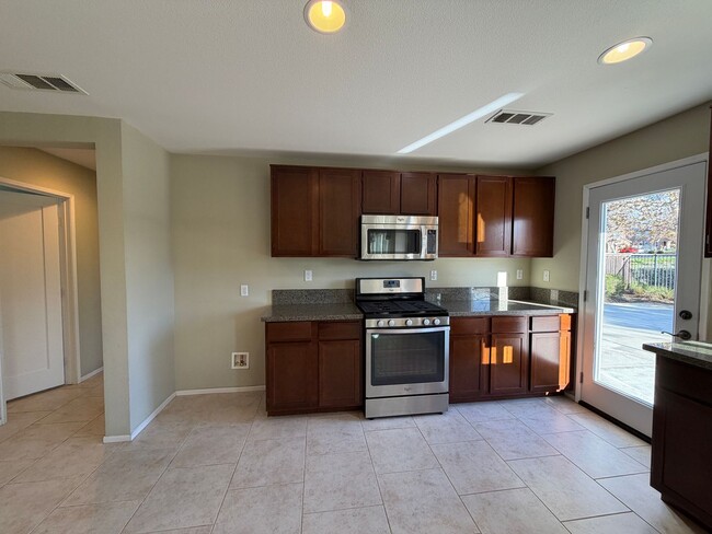 Building Photo - 37836 Divot Dr