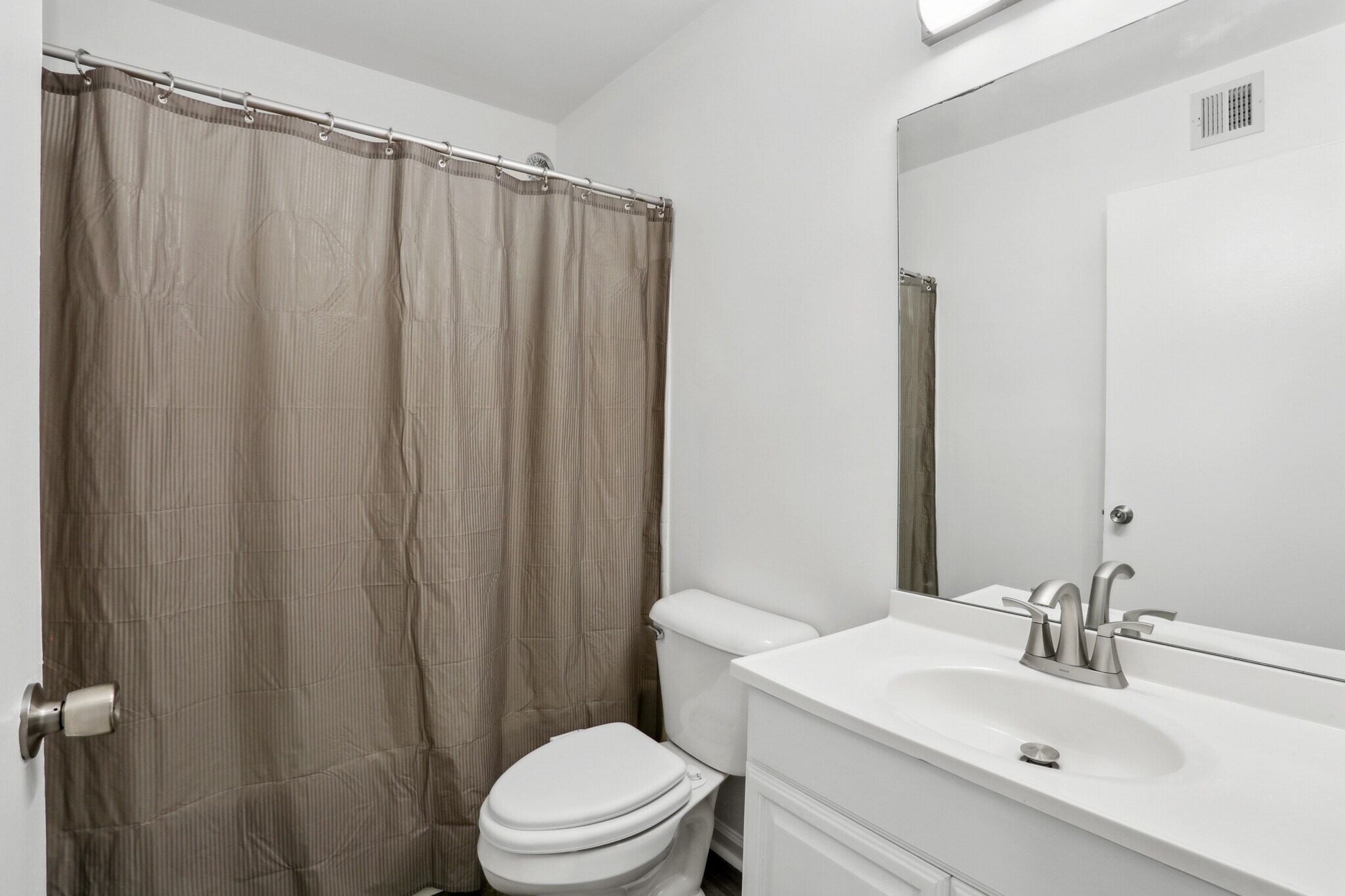 Main Bathroom - 1612 Huntingdon Chase