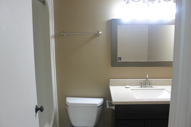 Building Photo - 2BR 2 Full Bath Condo with Modern Upgrades – Near Downtown Harrisonburg!