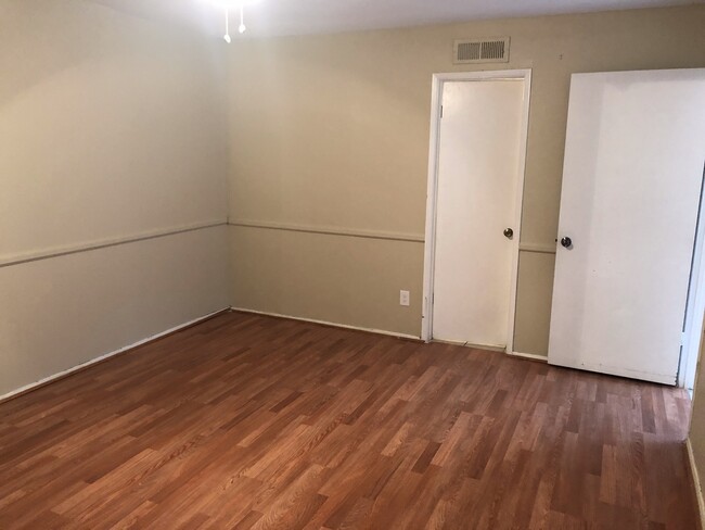 Building Photo - Half Duplex in The Colony!!