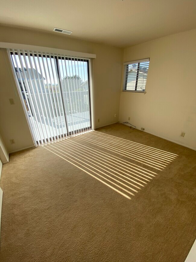 Top floor west facing bedroom - 445 Willow Ave