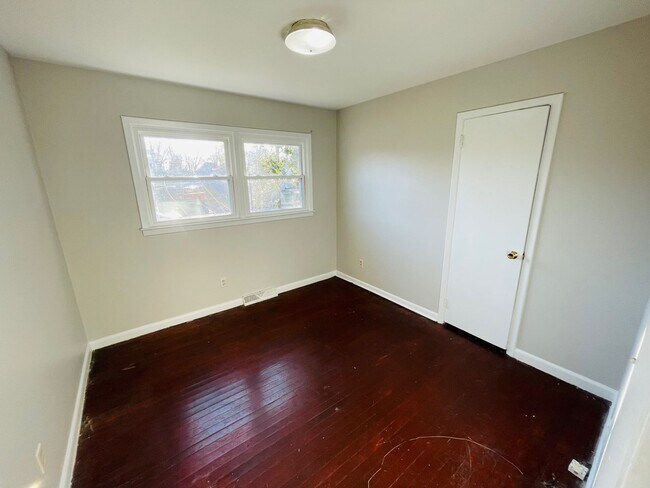Building Photo - Spacious 3bd /2 ba house