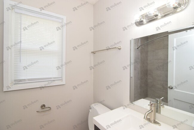 Building Photo - $1,200 - 2 bed/1 bath home for lease!, TOT...