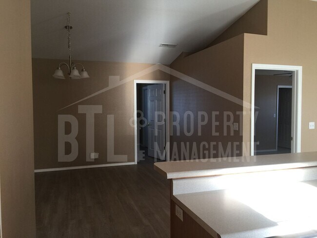 Building Photo - Beautiful 3BR Home in The Highlands with Community Pool