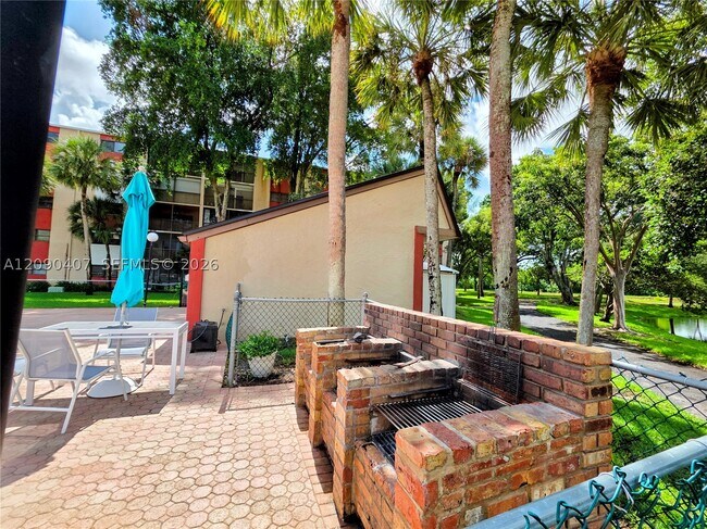 Building Photo - 2212 S Cypress Bend Dr