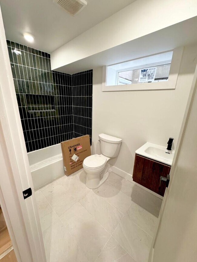 Building Photo - 116 E Huntingdon St