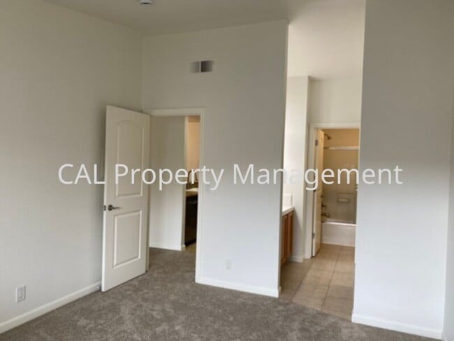 Building Photo - 2 Bed/2 Bath Condo in North Salinas, CA!