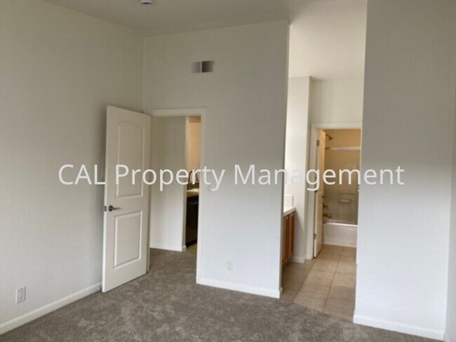 Building Photo - 2 bedroom 2 bathroom condo on North Salina...