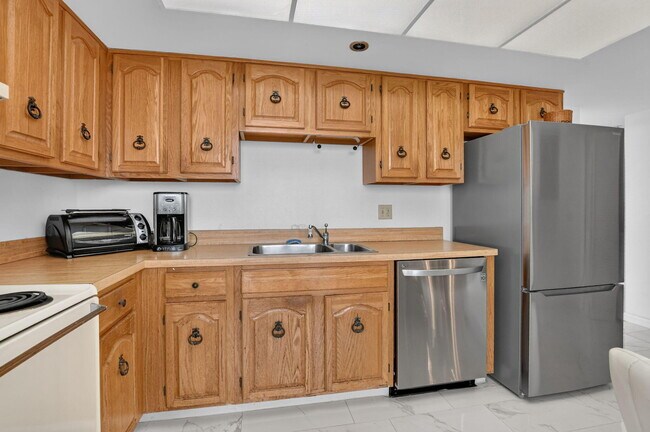 Building Photo - 6895 Willow Wood Dr