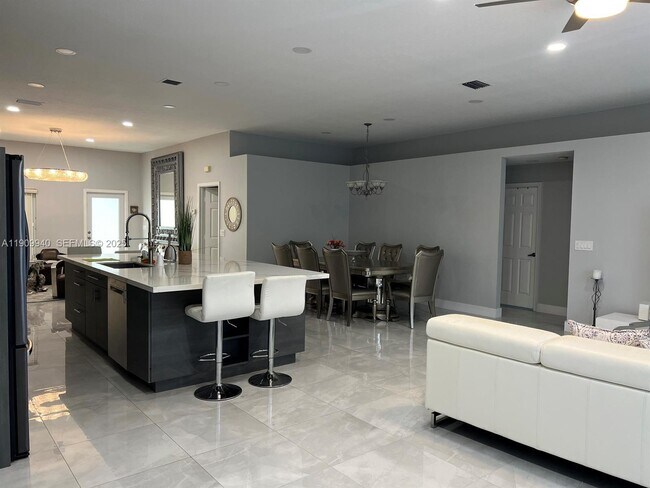 Building Photo - 10664 Paso Fino Dr