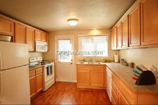 Building Photo - One bedroom pet friendly second floor unit near downtown Eugene.