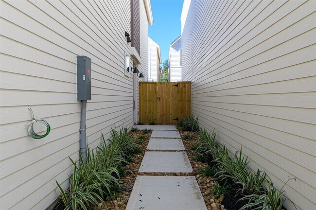 Building Photo - 881 Rachel St