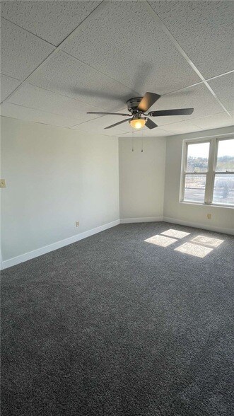 Building Photo - 424 W 7th Ave