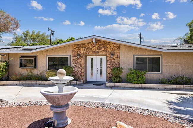 Building Photo - 3 Bed / 2 Bath Home with Bonus Room, Pool and Two Car Garage.