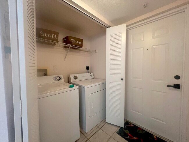 Building Photo - 917 Villa Cir