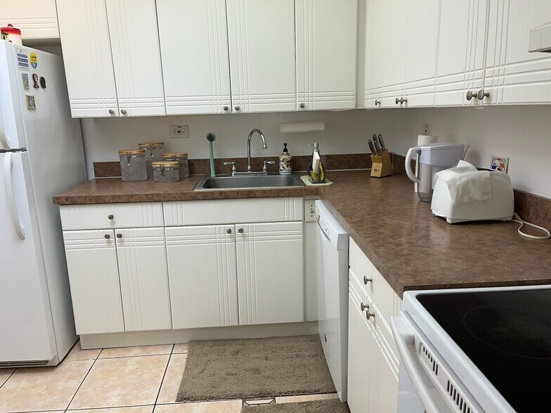 Building Photo - 8107 SW 72nd Ave