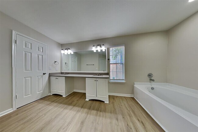 Building Photo - 4010 Spring Meadow Dr