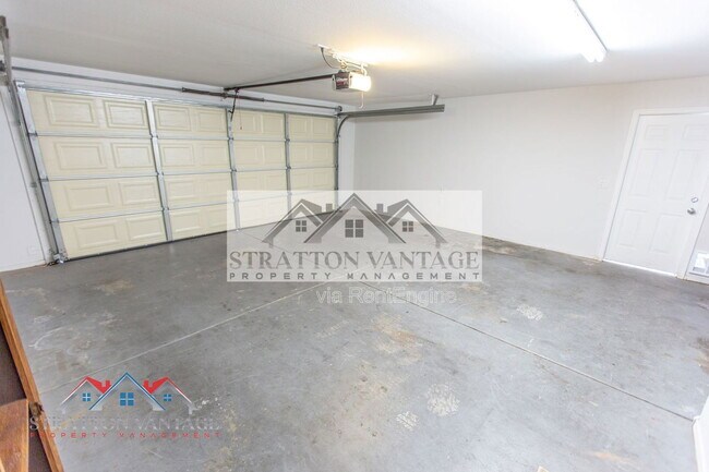 Building Photo - 2805 S Abbey Cir