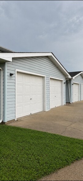 Building Photo - 1000 Christopher Ln