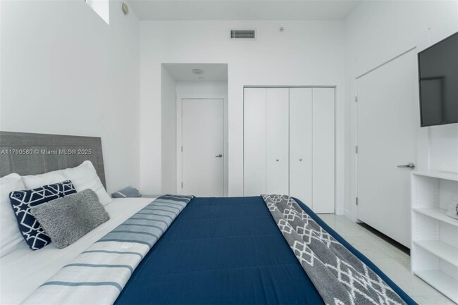 Building Photo - 900 Biscayne Blvd