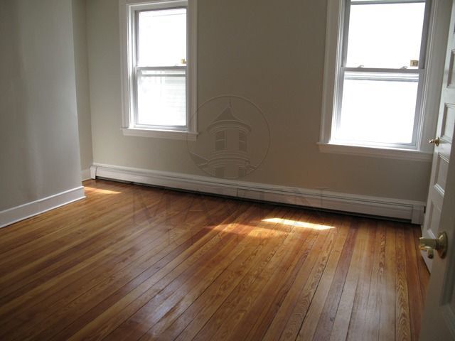 Building Photo - 211 Elm St