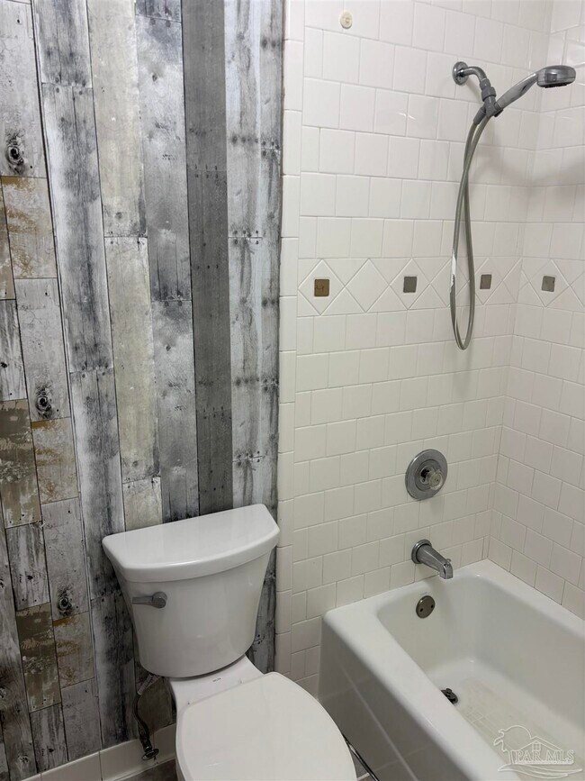 Building Photo - 8410 Williamsburg Cir