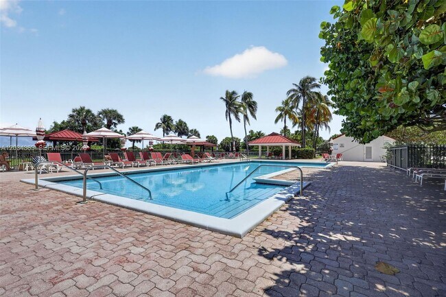 Building Photo - 2555 Collins Ave