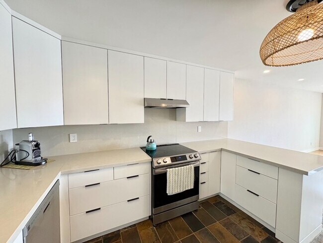 Building Photo - 3 Bedroom, 2 Bathroom Townhouse with a Lak...