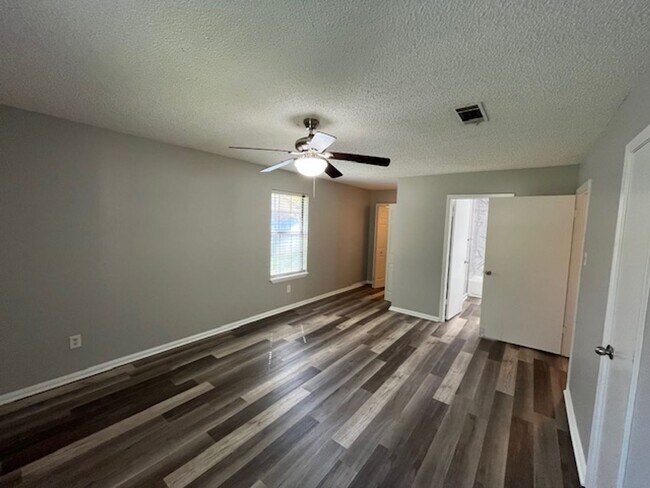 Building Photo - 16 Eastwood Dr