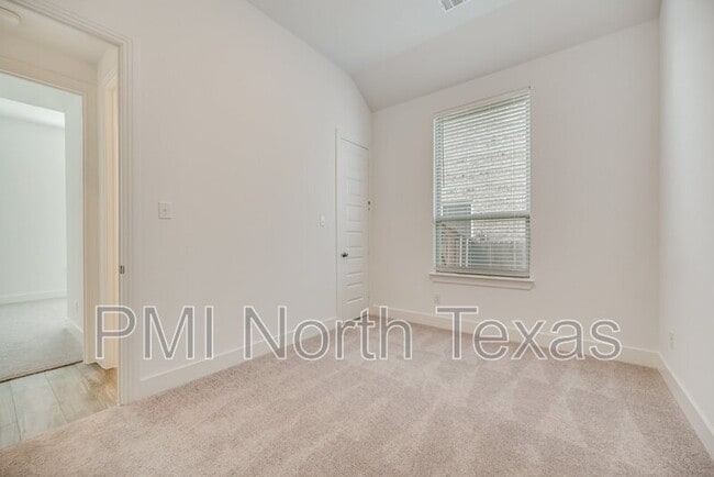 Building Photo - 405 Yellowstone Dr