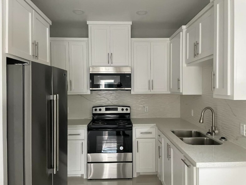 Building Photo - 2507 N Vineyard Ave