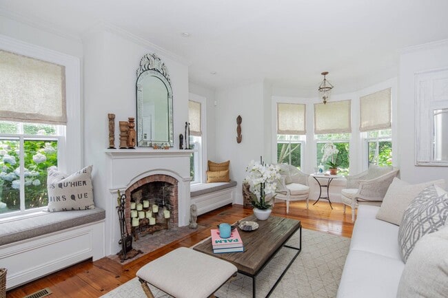 Building Photo - 135 Meeting House Ln