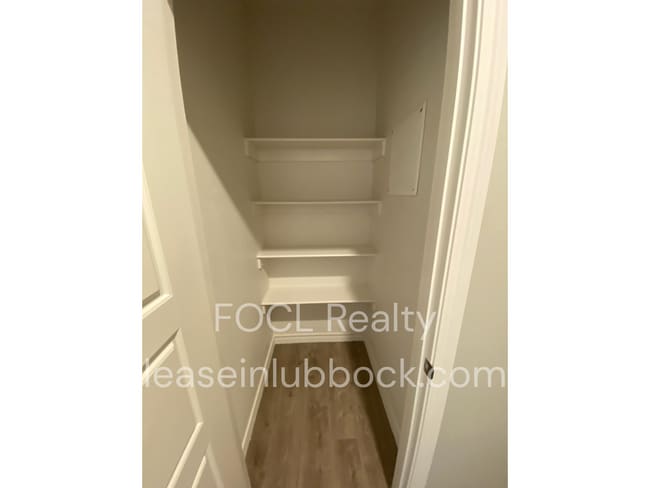 Building Photo - 3 bed 2 bath Open Concept